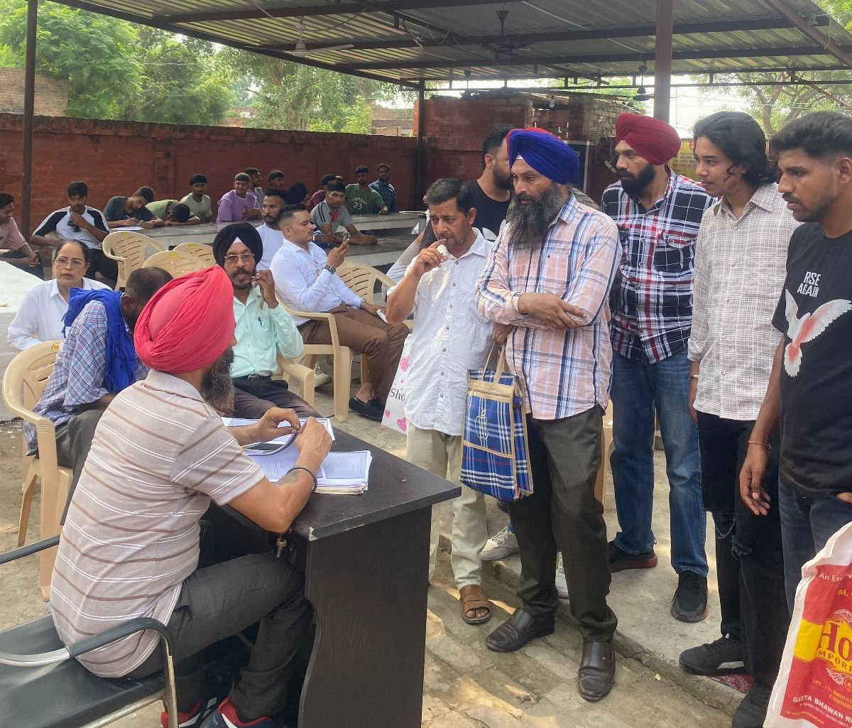 The Deputy Commissioner heard the problems by setting up a camp under 'Sarkar Apke Duar'